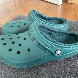 Evergreen fur-line Crocs, woman sz 8